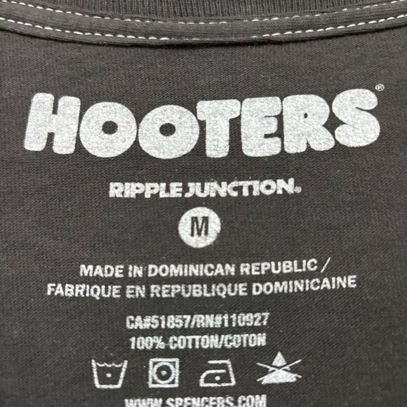 Hooters Home For Hot Wings and Cold Beers T-Shirt Size Medium - Picture 4 of 4